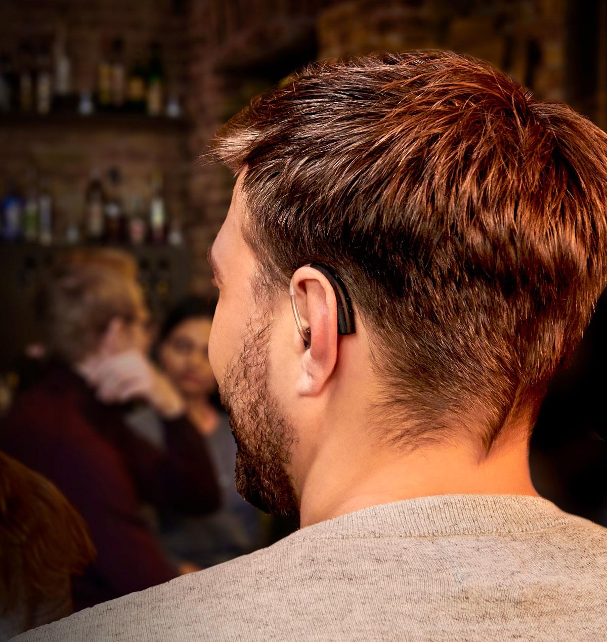 Mann trägt ein ReSound-LiNX2-HdO-Hörsystem. Rückansicht.