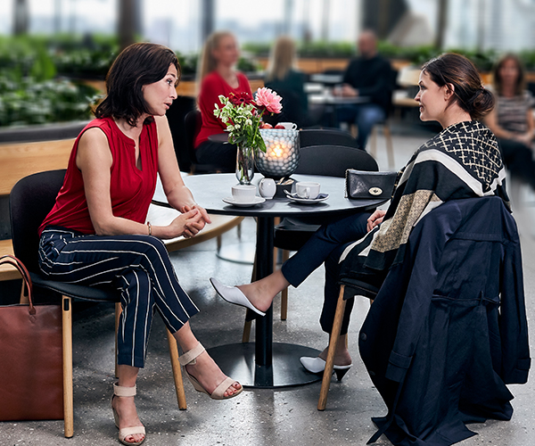 ReSound LiNX 3D hearing aid user at the beach with her friends.