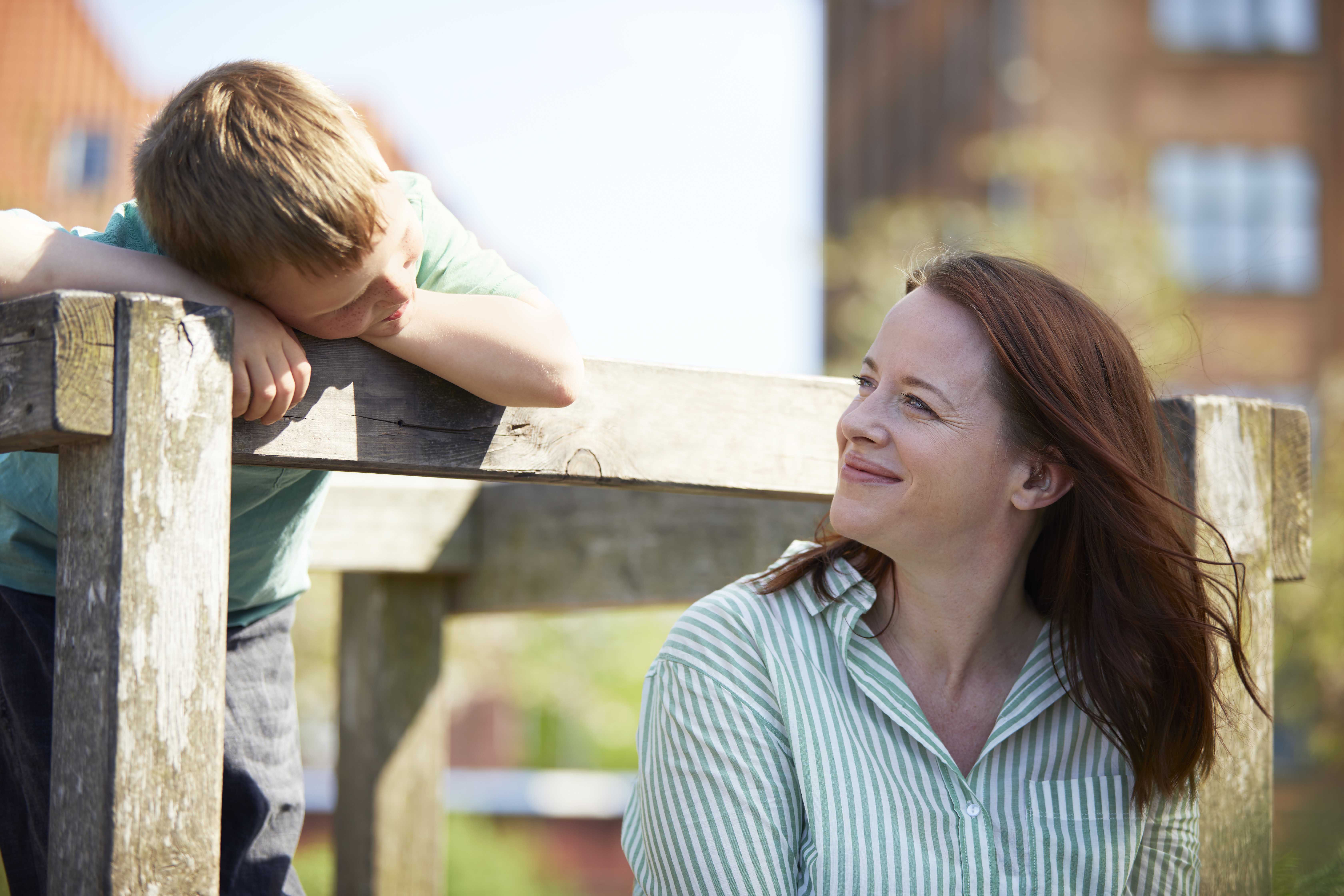 Mulher que usa os aparelhos auditivos ReSound ENZO 3D - miniatura de vídeo.