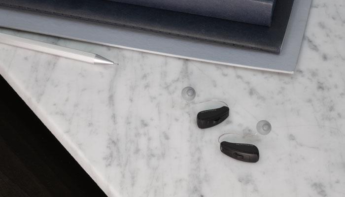 ReSound Key RIE høreapparater på et bord