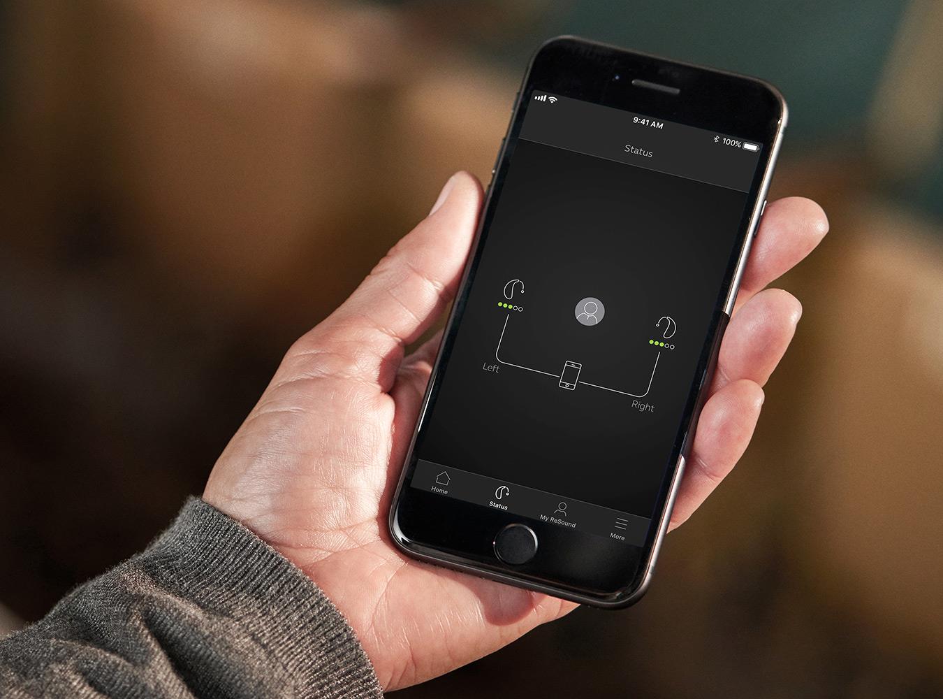 Mand, der tjekker strømmen på LiNX Quattros genopladelige batteri
