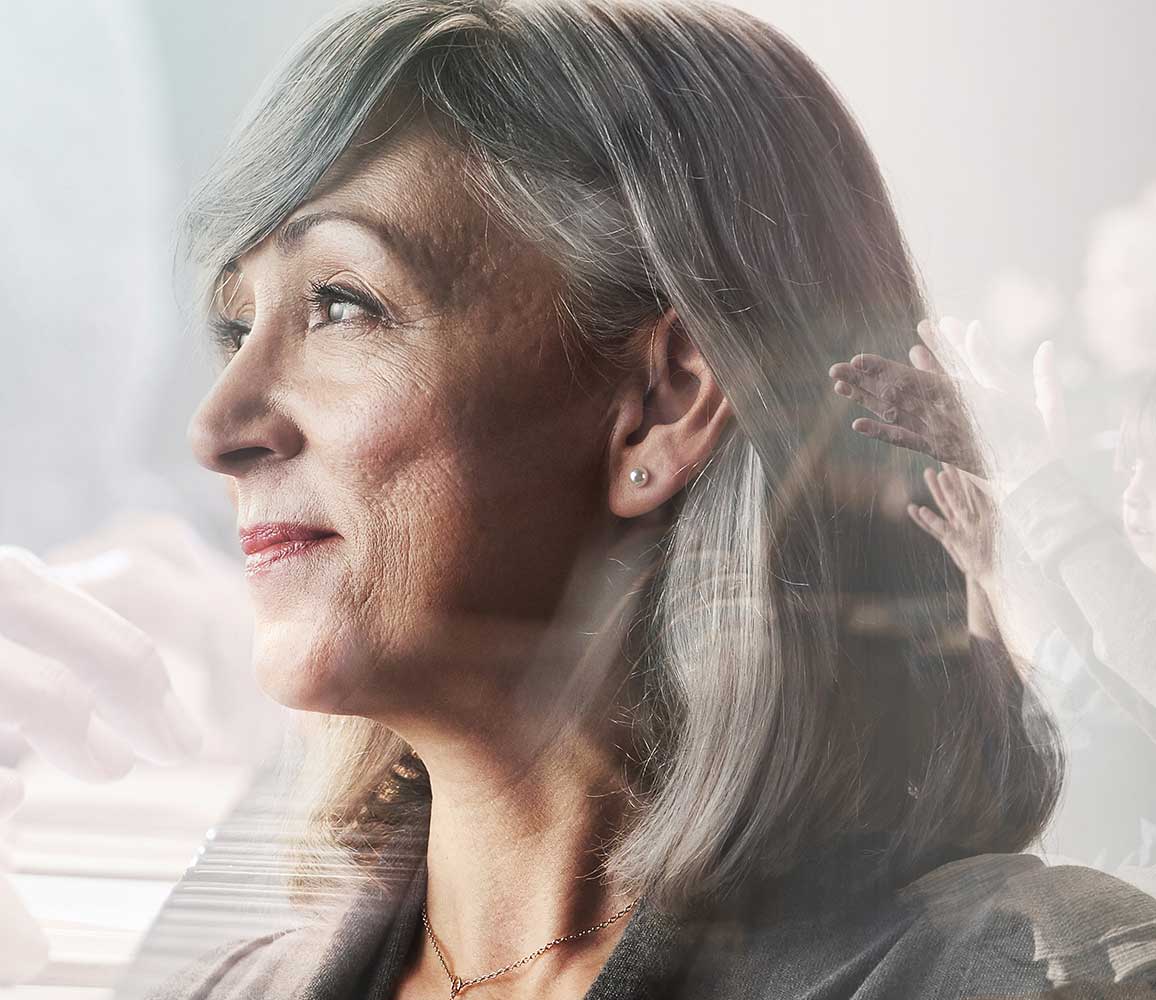 Kvinde, der ser et musikprogram, og som bruger det genopladelige ReSound LiNX Quattro