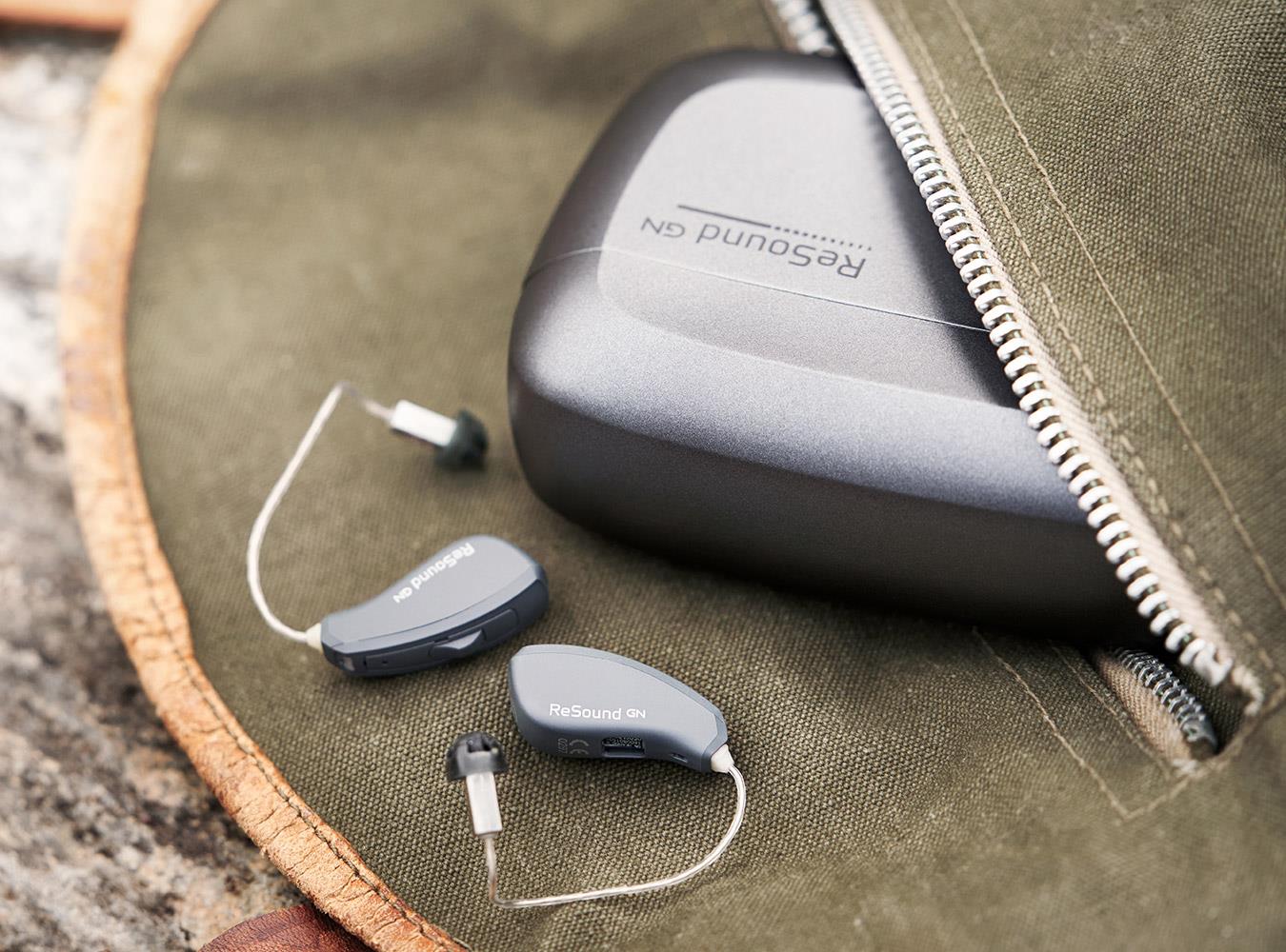 ReSound LiNX Quattro og oplader i lommestørrelse.