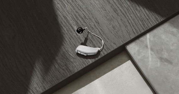 Aides auditives ReSound Key RIE sur une table