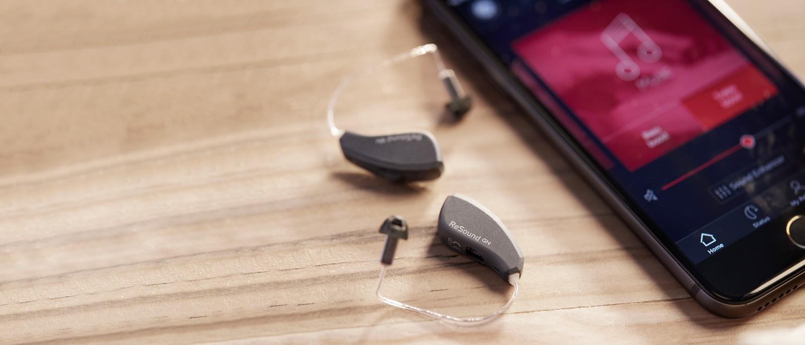 ReSound Smart 3D appen ved siden af ReSound LiNX Quattro høreapparater