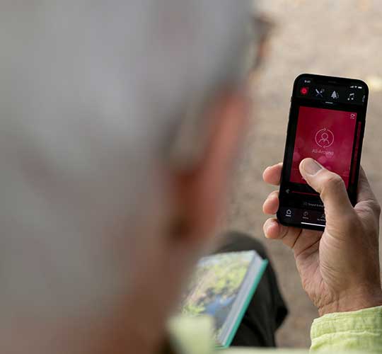 Man controlling his hearing aids from his ReSound Smart 3D app