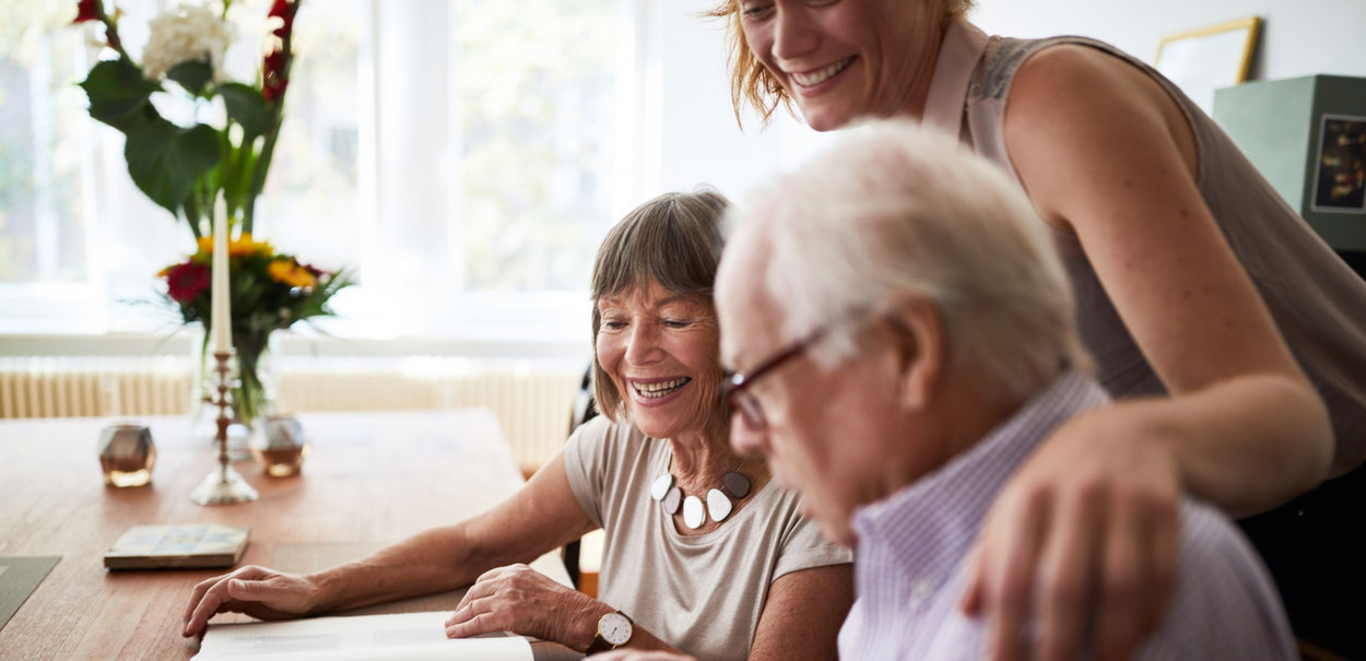 İşitme cihazı takan ve torunlarıyla konuşan bir büyükanne.